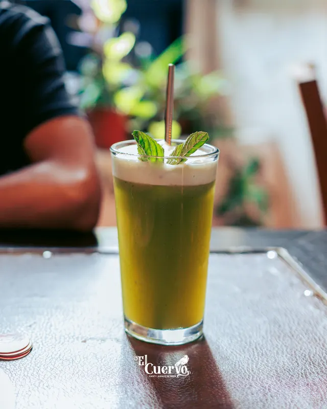 Una bebida verde con hierbabuena