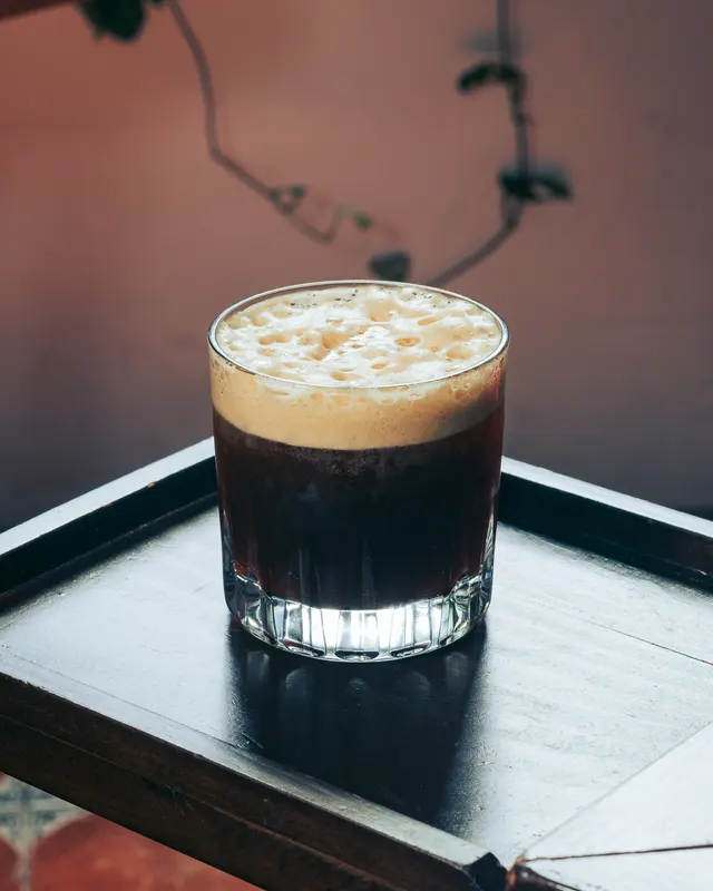 Café frío en vaso de cristal