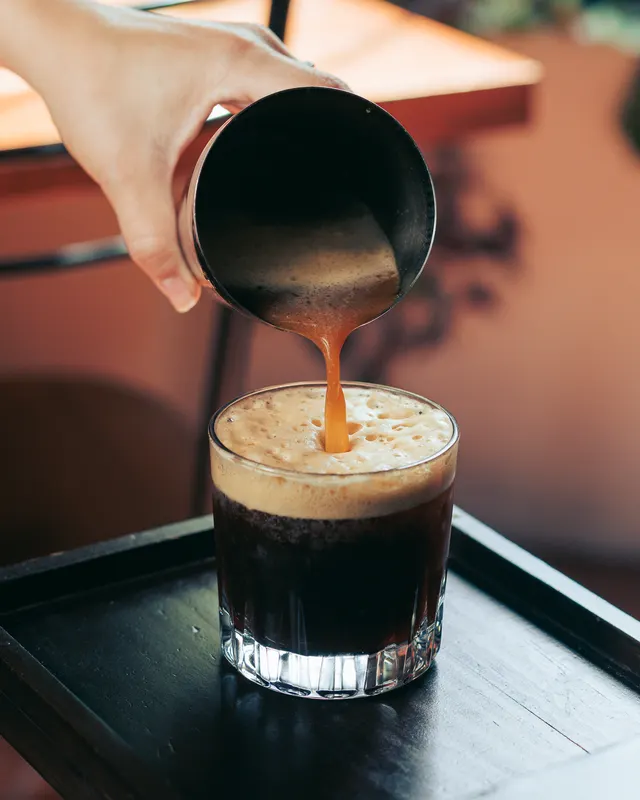 Café servido en un vaso de cristal
