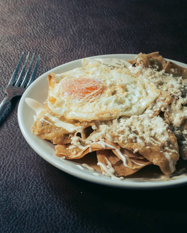Chilaquiles con huevo estrellado