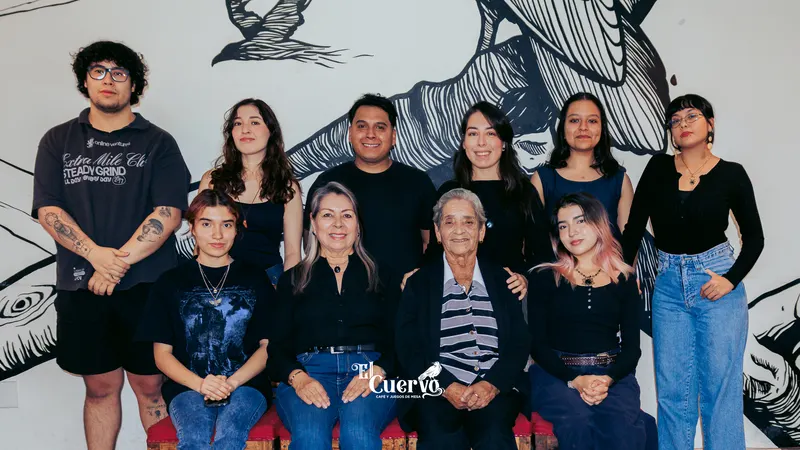 El equipo de El Cuervo frente al mural