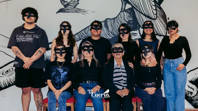 El equipo de El Cuervo con antifaces de cuervo