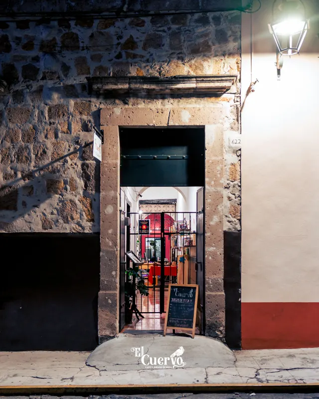 La fachada de El Cuervo: la puerta de cantera en Santiago Tapia 622
