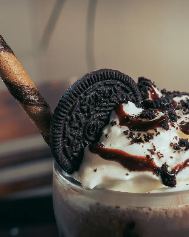 Bebida fría con crema y galleta