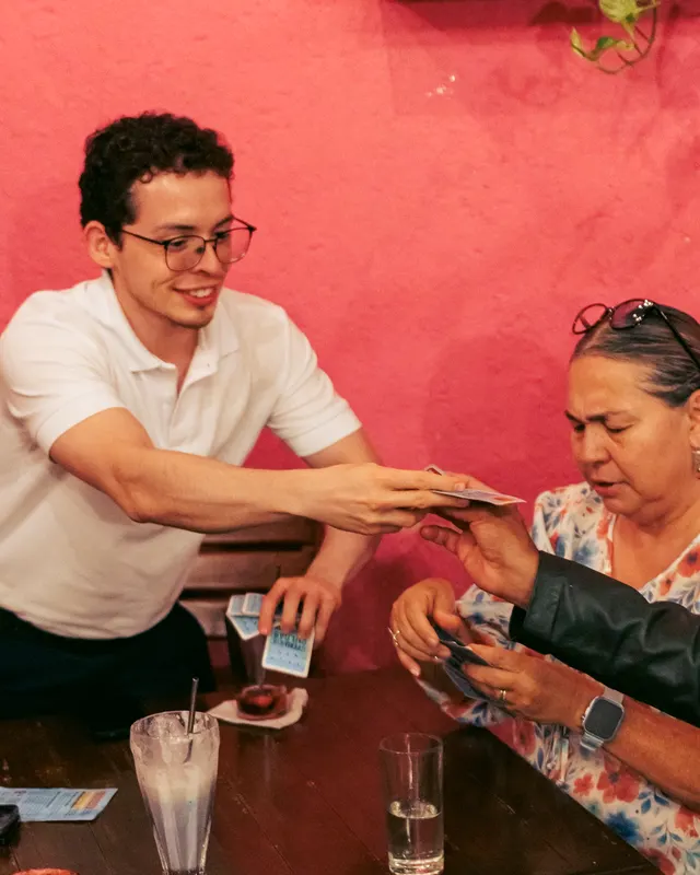 Partida de cartas en el patio rosa