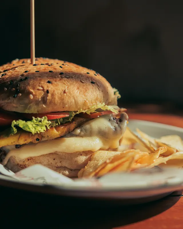 Hamburguesa con papas en la mesa