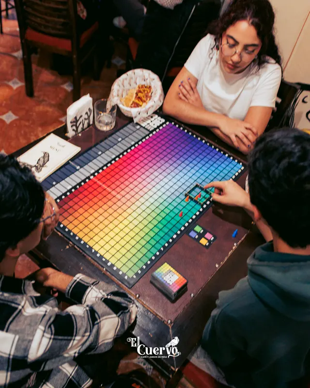 Una partida de Hues and Cues en una mesa del café