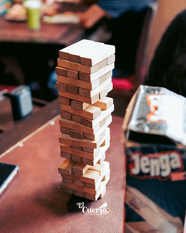 Una torre de Jenga en plena partida