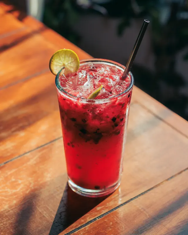 Una limonada roja con limón