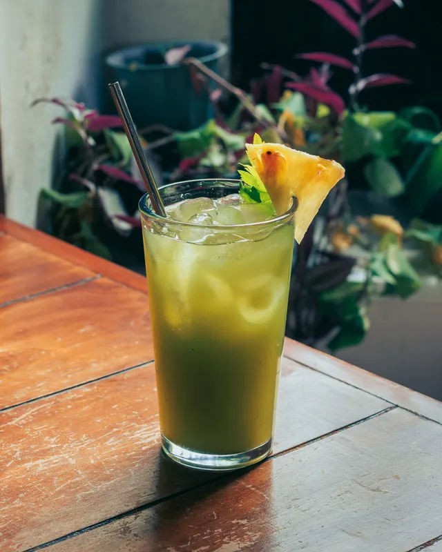 Bebida verde con piña