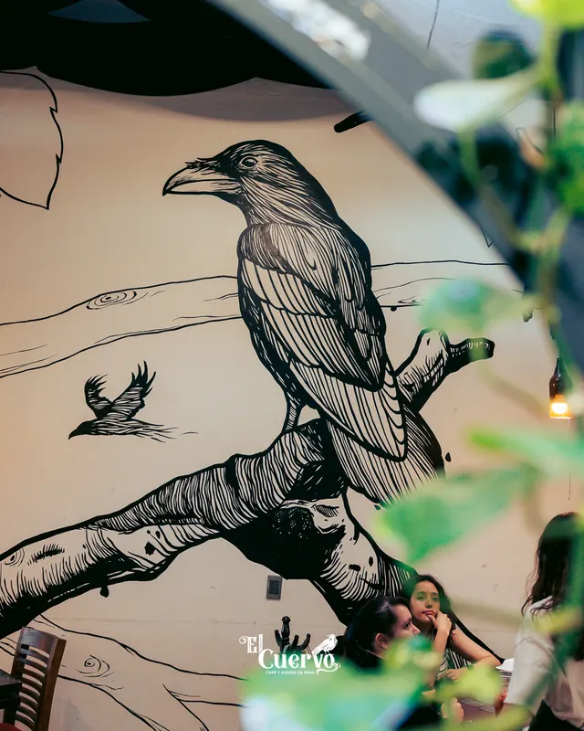 El cuervo del mural entre las plantas del salón