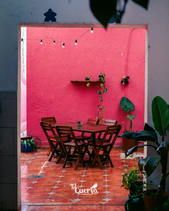 Mesa y sillas en el patio rosa