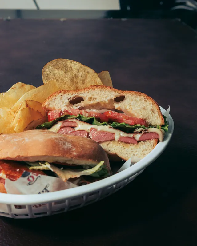 Sándwich con papas en una canasta