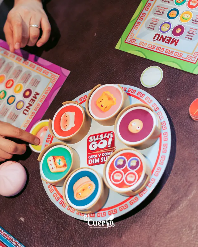 Sushi Go! sobre la mesa, junto al menú