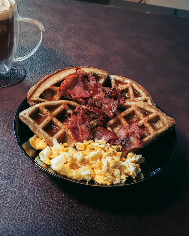 Waffles con tocino y huevo revuelto